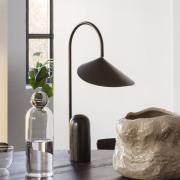 ferm LIVING Arum bordlampe, svart, marmor, stål, 50 cm