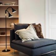 Dyberg Larsen Gulvlampe Lilje, svart, høyde 135 cm, 2 lyskilder.