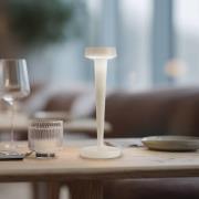 Lucande LED-batteridrevet lysestake Lea, vase, beige, 28 cm