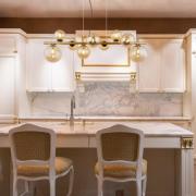 Hengelampe Riha, lengde 86 cm, messingfarget, rav, 9 lyskilder.