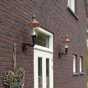 Hoorn utendørs vegglampe, topp stikkontakt, svart