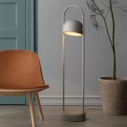 PLEASE WAIT to be SEATED Gulvlampe QUAY, steingrå