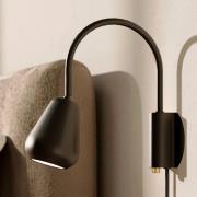 Nuura veggspot Anoli, svart, metall, GU10, stikkontakt